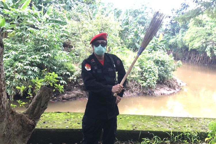 Ketua DPP PDIP Bidang Hukum, HAM dan Perundang-Undangan Yasonna Laoly mengikuti aksi penanaman pohon dan bersih-bersih Daerah Aliran Sungai (DAS) Ciliwung di kawasan Rawajati, Pancoran, Jakarta Selatan, Minggu (9/1/2022).