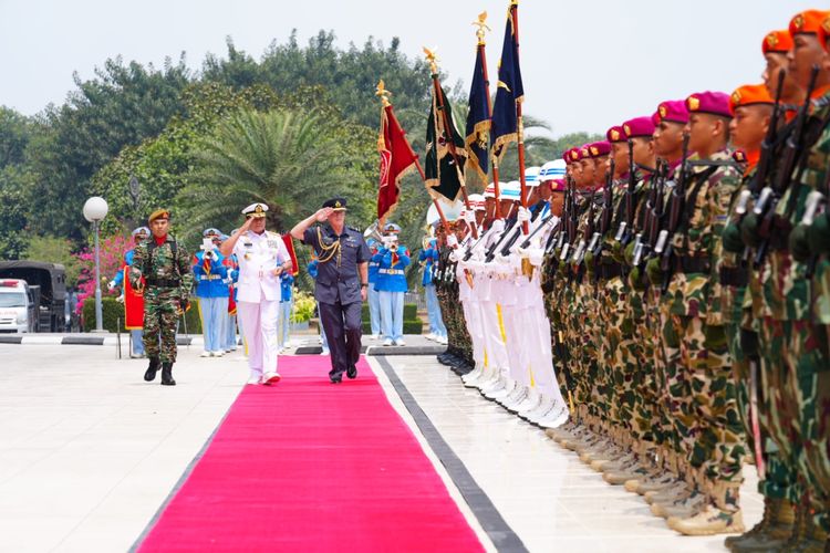 Panglima TNI Laksamana Yudo Margono menerima kunjungan Panglima Angkatan Bersenjata Selandia Baru Marsekal Madya Kevin Short di Mabes TNI, Cilangkap, Jakarta Timur, pada Jumat (6/10/2023).  Kevin Short disambut dengan upacara jajar kehormatan dan pemeriksaan pasukan.