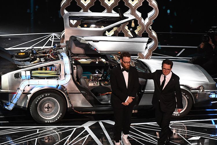 Aktor asal AS, Michael J Fox (kiri) dan aktor asal Kanada, Seth Rogen, tampil di panggung dengan membawa mobil DeLorean seperti yang dimunculkan dalam film Back to The Future, saat hendak membacakan penghargaan kategori Best Film Editing pada malam puncak Academy Awards 2017 di Hollywood, California, Minggu (26/2/2017).
