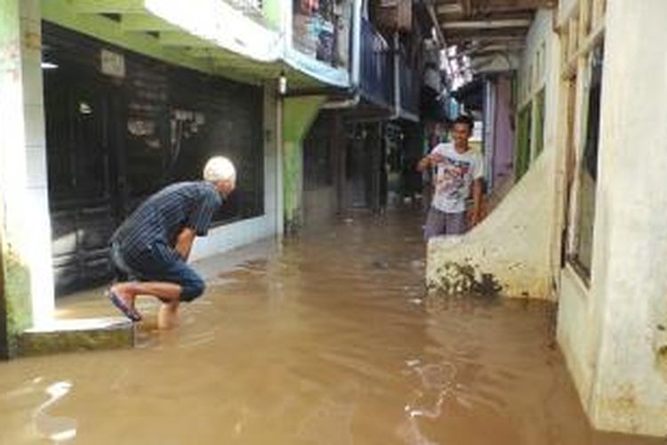 Suasana banjir di Kampung Pulo, Jatinegara, Jakarta Timur, Kamis (8/8/2013) siang. Warga di sana terpaksa merayakan Idul Fitri di tengah banjr yang melanda kawasan itu sejak Rabu (7/8/2013) tengah malam.