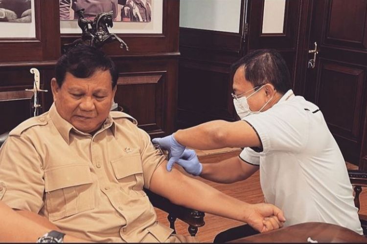 Menteri Pertahanan (Menhan) Prabowo Subianto menerima vaksin Covid-19 dosis ketiga atau booster dengan menggunakan vaksin Nusantara dari mantan Menteri Kesehatan Terawan Agus Putranto.