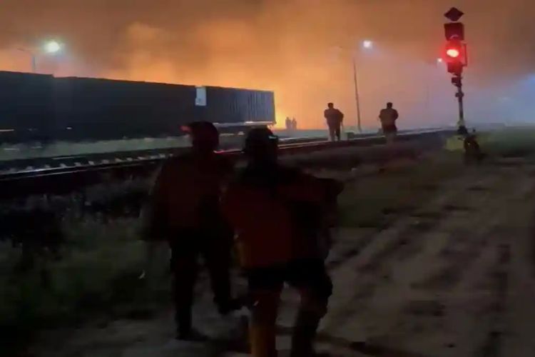 Kebakaran Lahan di Ogan Ilir Dekati Rel Kereta Api dan Ruas Jalan Tol Palembang-Indralaya