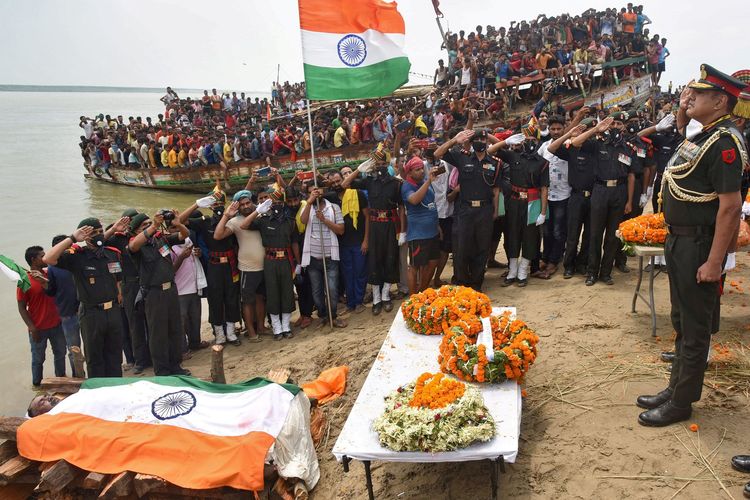Tentara India memberi penghormatan terakhir kepada prajurit Sunil Kumar yang gugur dalam konflik perbatasan melawan tentara China di Ladakh, Sunil Kumar dikremasi di Maner, timur negara bagian Bihar, India, pada Kamis (18/6/2020).