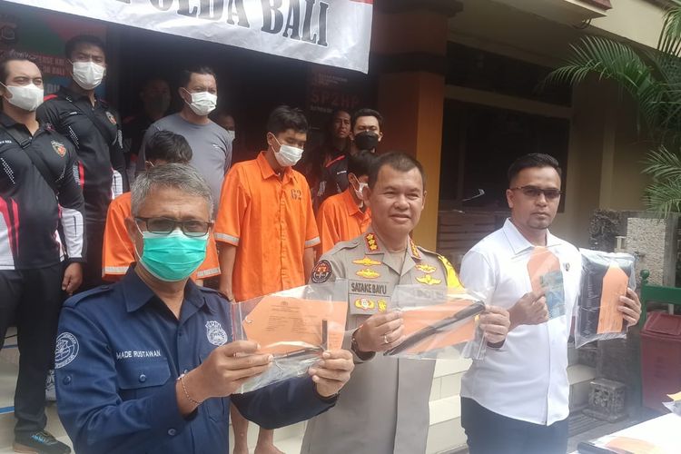 Kabid Humas Polda Bali Kombes Stefanus Satake Bayu Setianto (tengah), bersama Kasubdit III Ditreskrimum Polda Bali AKBP Endang Tri Purwanto, (kemeja putih) saat merilis kasus pencurian sepeda motor di Mapolda Bali pada Senin (29/8/2022). Kompas.com/ Yohanes Valdi Seriang Ginta