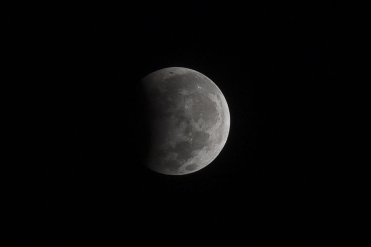 Gerhana bulan parsial terlihat di kawasan Tugu Pahlawan, Surabaya, Jawa Timur, Selasa (8/8/2017). Fase gerhana bulan parsial berlangsung selama 1 jam 56,6 menit, dari pukul 00.22 WIB hingga 2.18 WIB.