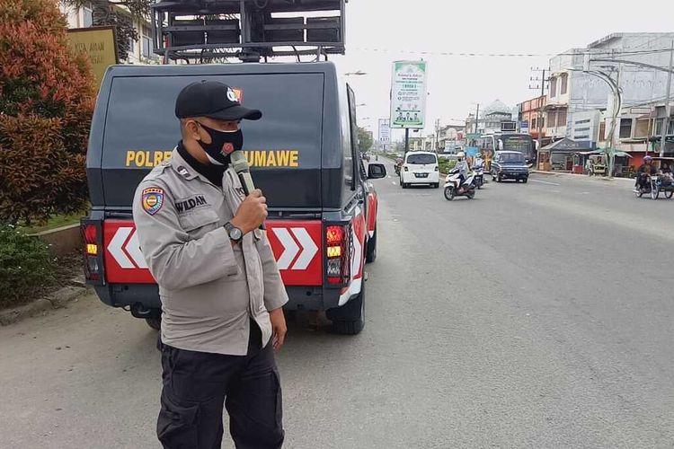 Polisi mensosialisasikan larangan perayaan tahun baru di Simpang Selat Malaka, Kota Lhokseumawe, Kamis (31/12/2020)