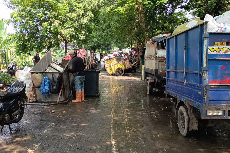 Imbas Longsor Bantargebang, Petugas Antre Sejak Dini Hari untuk Buang Sampah di Jatinegara
