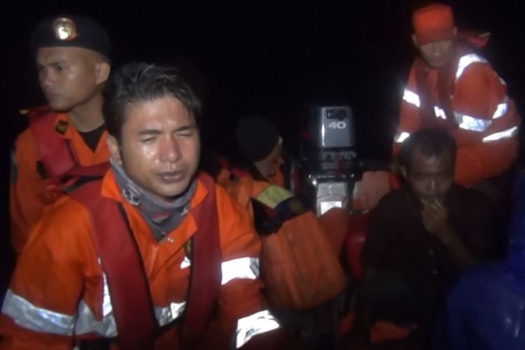 Dua nelayan asal Kabupaten Nias Selatan, dievakuasi Tim SAR Pos Nias setelah lebih dari lima jam terjebak di perairan Gunungsitoli.