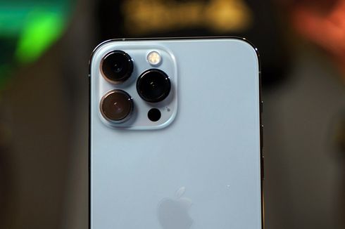 Dokter Ini Pakai Kamera iPhone 13 Pro Max untuk Periksa Mata Pasiennya