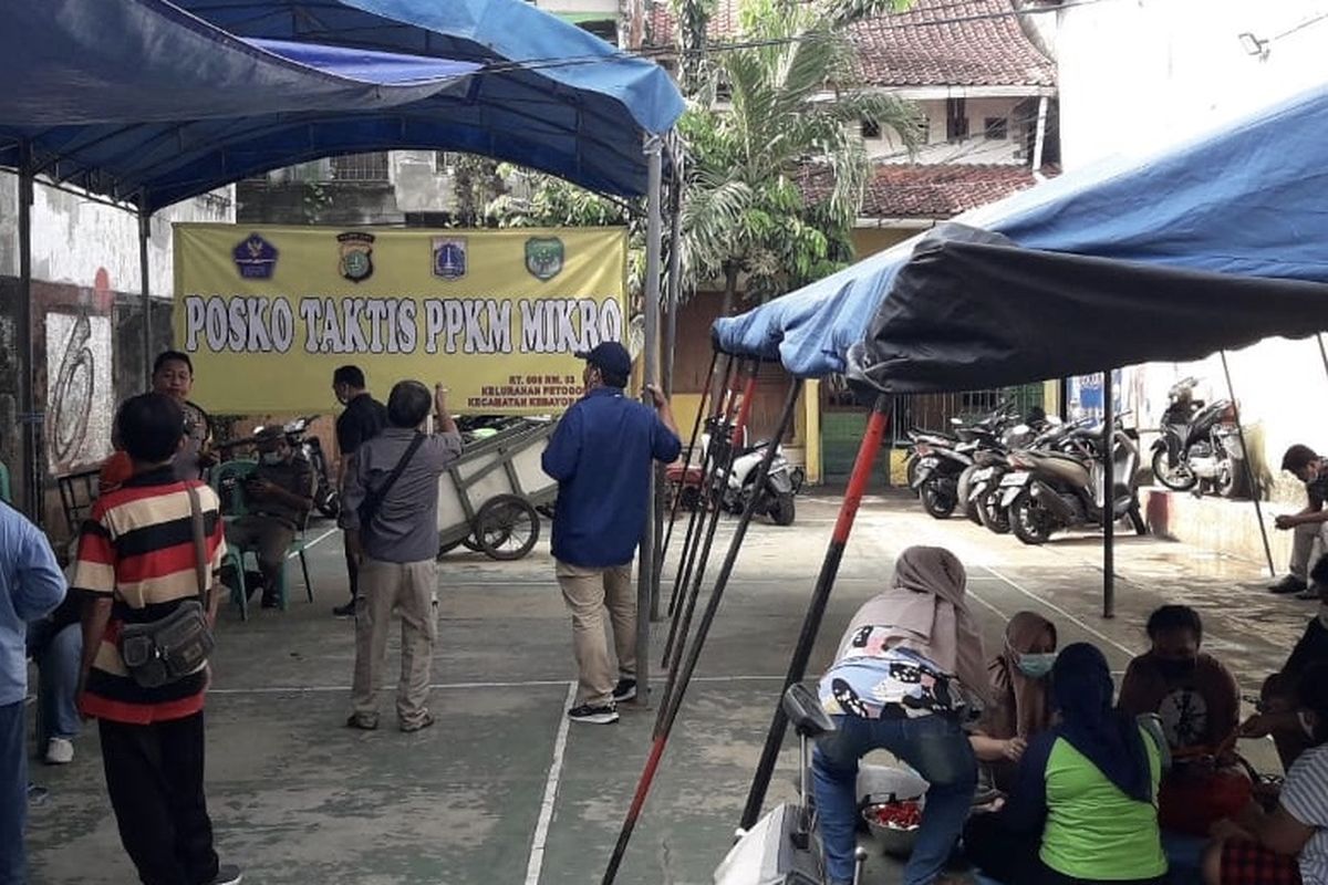 Suasana dapur umum di Jalan Wijaya 1 Gang Langgar RT 006 RW 003, Petogogan, Kebayoran Baru, Jakarta Selatan. 