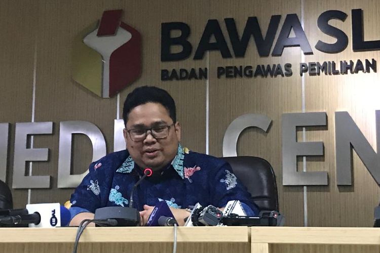 Anggota Bawaslu Rahmat Bagja saat konferensi pers di Kantor Bawaslu RI, Jakarta Pusat, Kamis (18/4/2019).