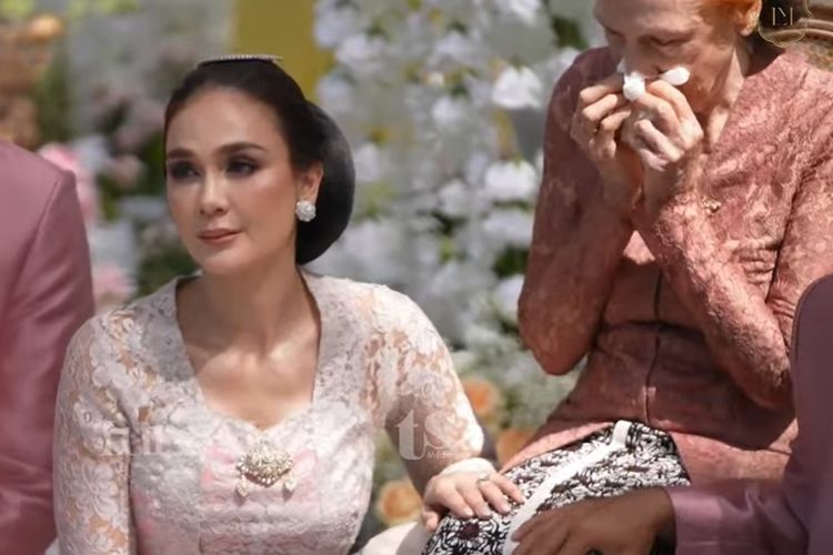 Jelang Menikah dengan Maxime Bouttier, Luna Maya Kenakan Kebaya Kutubaru di Acara Siraman