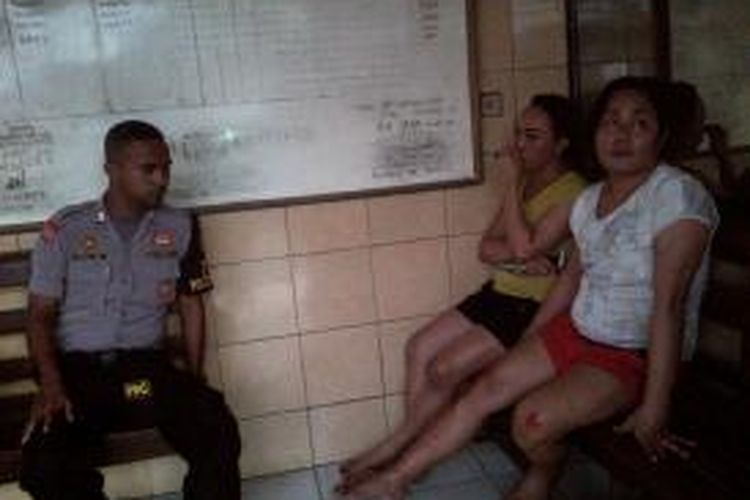 Dua waria pelaku penganiayaan terhadap siswa ditangkap polisi dan saat ini masih menjalani pemeriksaan di Kantor Polres Pulau Ambon, Jumat (30/10/2015)