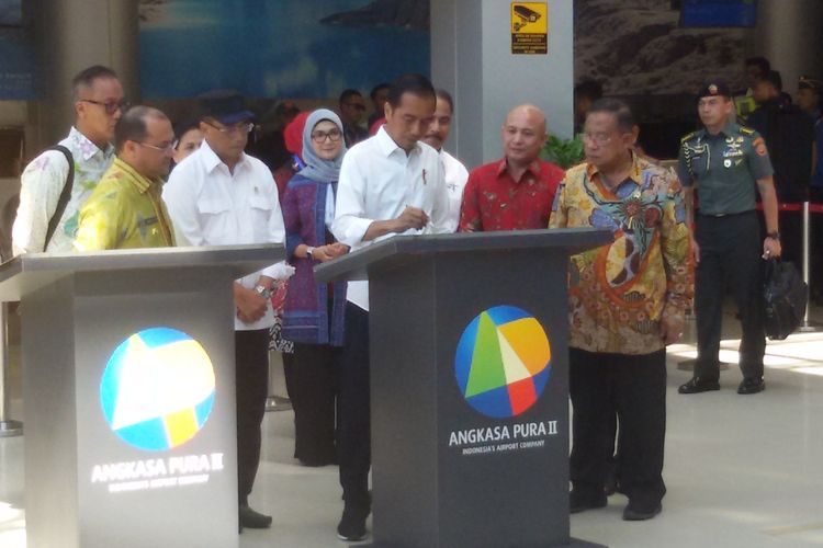 Presiden Joko Widodo saat meresmikan terminal Bandara Depati Amir dan KEK Belitung, Kamis (14/3/2019).