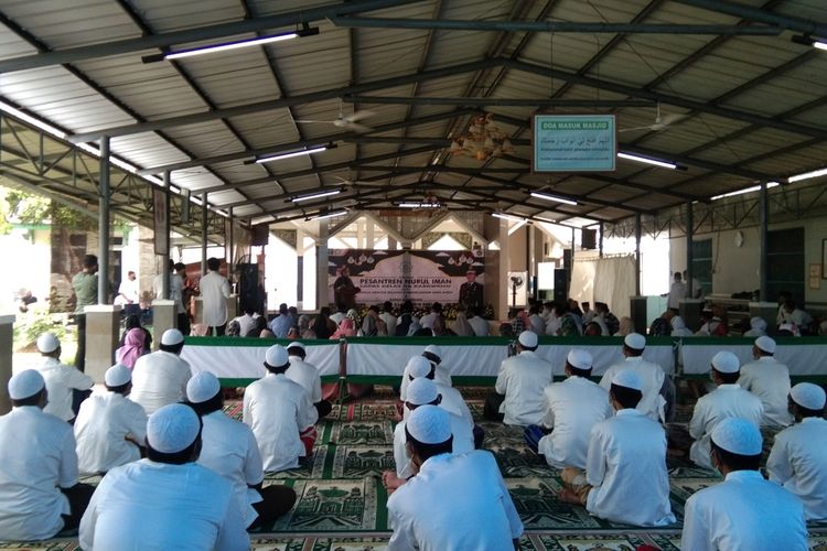 Tepat di peringatan Hari Santri Nasional, Jumat (22/10/2021), Pesantren Nurul Iman diresmikan. Pesantren itu didirikan di dalam Lembaga Pemasyarakatan (Lapas) Kelas II A Karawang, Jawa Barat.