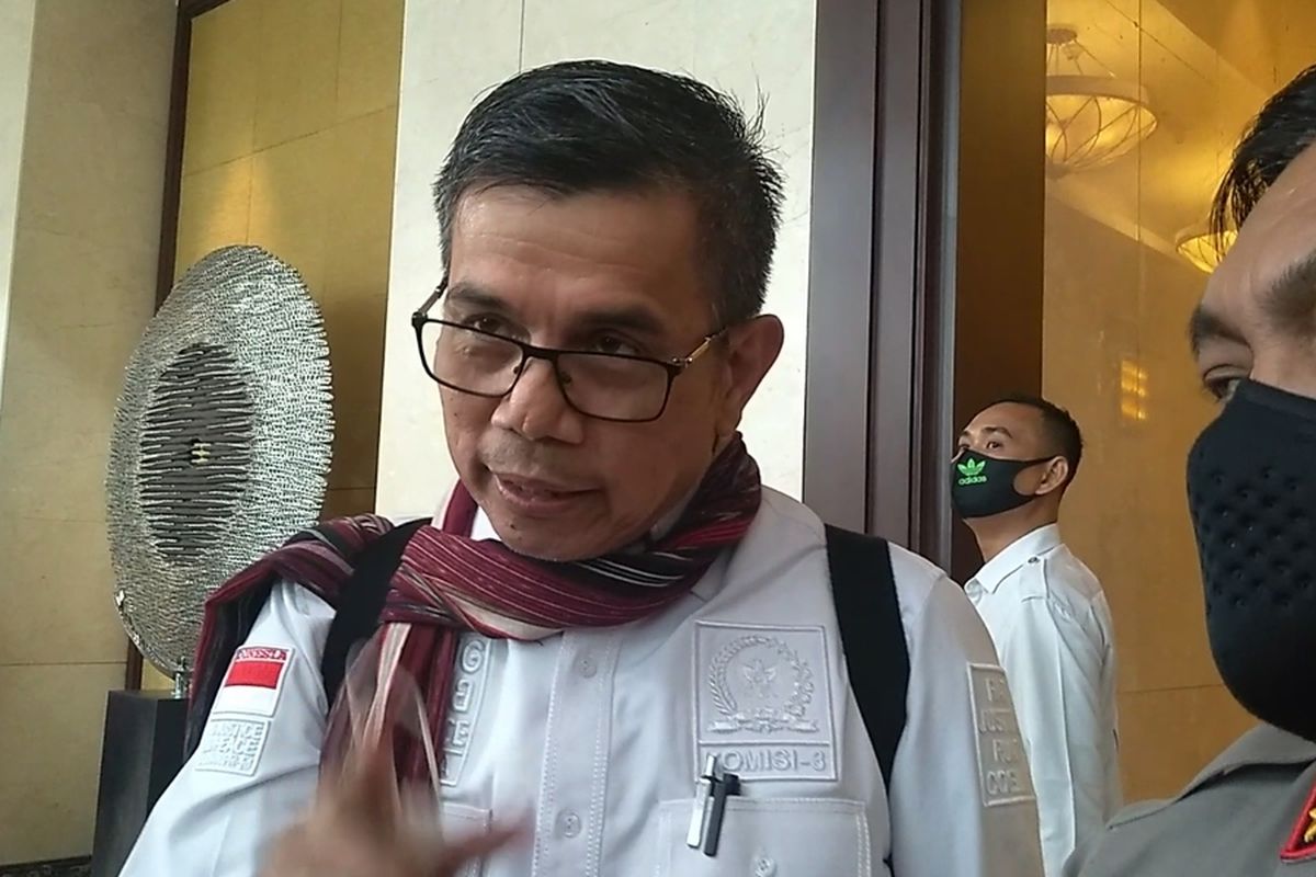 Anggota Komisi 3 DPR RI, Hinca Panjaitan didampingi Kapolda Sumut, Irjen Pol RZ Panca Putra Simanjuntak menjelaskan tentang pembahasan dalam kunjungan kerja di Sumut dengan Kajati Sumut, Kapolda Sumut, Kakanwil Kemenkumham Sumut. Beberapa hal yang dibahas yakni menyangkut narkoba, dugaan korupsi di bank plat merah, over kapasitas di lapas hingga kerangkeng manusia di Langkat.