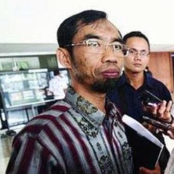 Sekretaris Fraksi Partai Keadilan Sejahtera (PKS) DPR Abdul Hakim di Kompleks Parlemen, Senayan, Jakarta, Rabu (5/6), memberikan keterangan terkait ketidakhadiran PKS dalam rapat Sekretariat Gabungan Koalisi Partai Politik Pendukung Pemerintah tentang rencana kenaikan harga BBM. Abdul Hakim beralasan, ketidakhadiran PKS dalam rapat itu karena ada perubahan mendadak dari daftar undangan hadir yang disampaikan protokol Kantor Wakil Presiden kepada PKS.