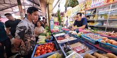 Blusukan ke Pasar Cihapit, Gibran Borong Dagangan Penjual