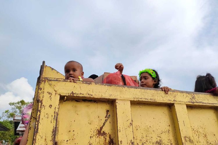 Dua anak Rohingnya dalam truk sesaat sebelum dibawa ke Kantor BPBD Aceh Utara, Kamis (24/11/2022) sore. Pada Jumat (23/12/2022), Myanmar dilaporkan telah menangkap 112 warga Rohingya yang akan menuju ke Malaysia. Malaysia dan Indonesia selama ini telah menjadi dua negara favorit pelarian bagi warga Rohingya.