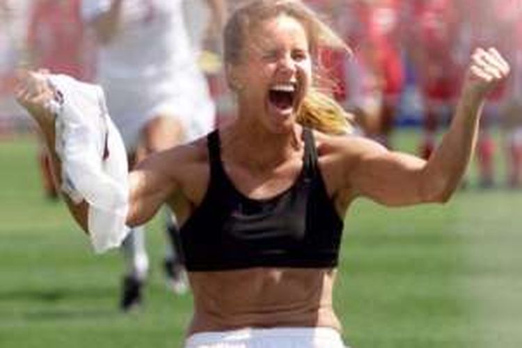 Brandi Chastain, bintang sepak bola putri Amerika Serikat