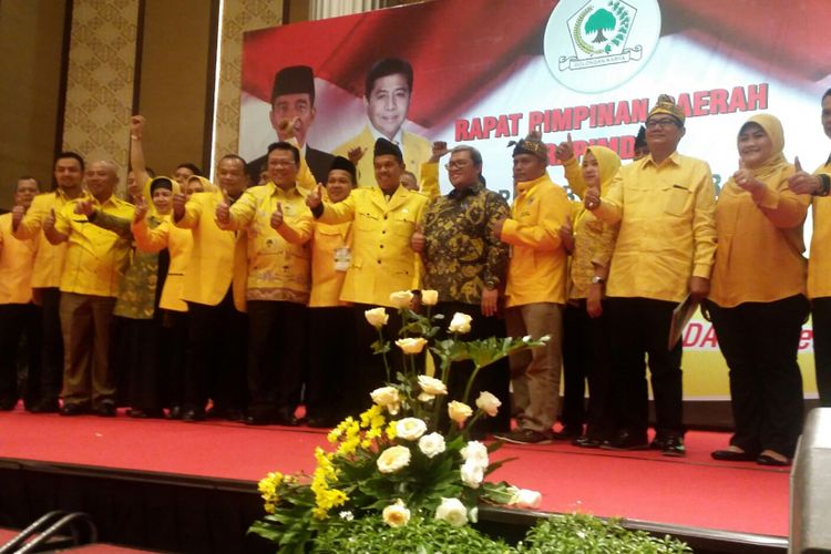 Unsur pimpinan Partai Golkar se-Jabar bersama Ketua Dewan Pakar DPP Partai Golkar Agung Laksono dan Gubernur Jawa Barat berfoto bersama usai acara Rapimda di Karawang, Rabu (26/4/2017).