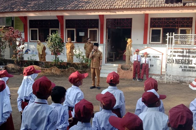 Bantu Orangtua, MPLS di SDN Jambu 2 Bangkalan Bagikan Seragam dan Alat Tulis Gratis 