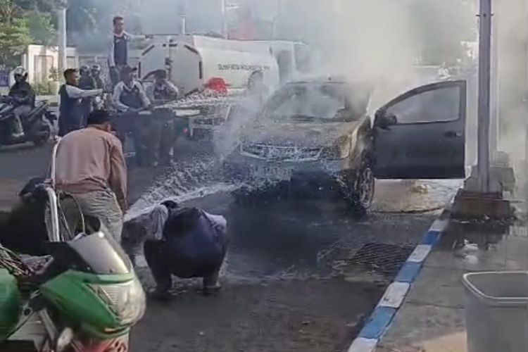 Mobil Terbakar di Pasuruan, Bapak dan Anak Perempuan Lolos dari Kobaran Api