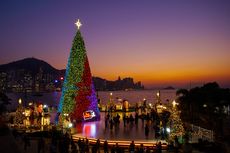 Hong Kong Sambut Libur Nataru dengan Pohon Natal Raksasa 