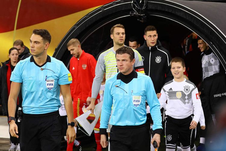 Kapten Timnas Jerman, Manuel Neuer, memasuki lapangan pertandingan jelang laga melawan Timnas Rusia dalam uji coba di Leipzig, 15 November 2018. 