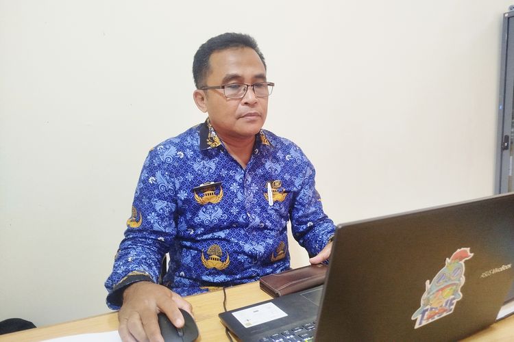Kasi Pendidikan Menengah Atas (PMA) dan Pendidikan Khusus dan Pendidikan Layanan Khusus (PK-PLK) Cabang Dinas Pendidikan (Cabdindik) Provinsi Jawa Timur, Wilayah Bangkalan, Moh Fauzi saat ditemui di ruang kerjanya di kantor Cabang Dindik Bangkalan, Rabu (11/6/2025).