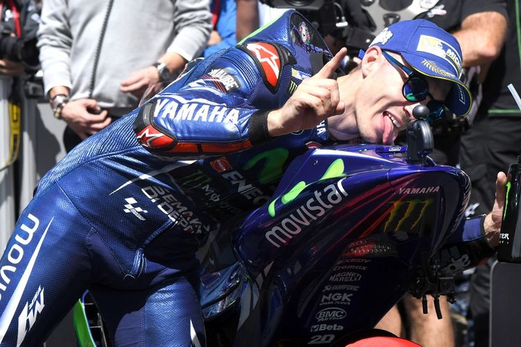 Pebalap Movistar Yamaha MotoGP asal Spanyol, Maverick Vinales, merayakan kemenangan pada GP Perancis di Sirkuit le Mans, Minggu (21/5/2017).