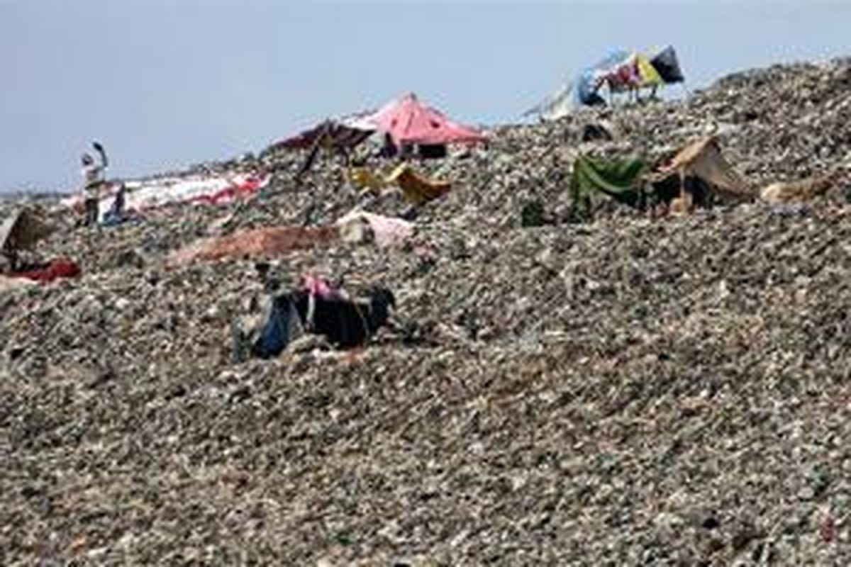 Suasana di tempat pembuangan akhir (TPA) Bantar Gebang, Bekasi, Jawa Barat, Selasa (19/10/2010). Tumpukan sampah yang masuk TPA termasuk sampah dari DKI Jakarta sebanyak 6.000 ton per hari