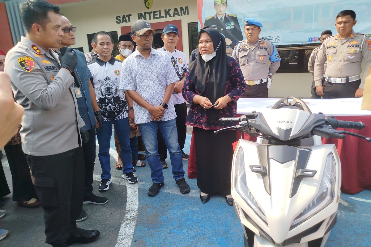 Maidatul Hasanah didampingi Kadisdik Bangkalan, Muhammad Yakub saat menerima motor yang diserahkan oleh Kapolres Bangkalan, AKBP Hendro Sukmono di halaman Mapolres Bangkalan, Kamis (1/5/2025). 