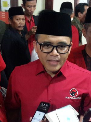 Bupati Banyuwangi Abdullah Azwar Anas saat menghadiri acara konsolidasi pemenangan Pilkada di DPC PDI Perjuangan Kota Malang, Minggu (26/11/2017) malam