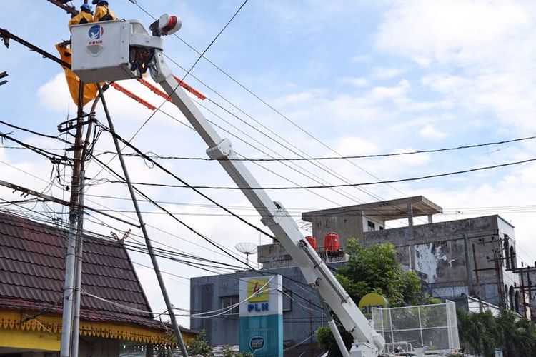Petugas PLN Riau-Kepri mencoba melakukan perbaikan tanpa melakukan pemadaman listrik di Pekanbaru, Riau, Senin (22/11/2021).