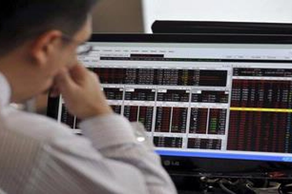 Ilustrasi: Dealer memantau perdagangan saham.