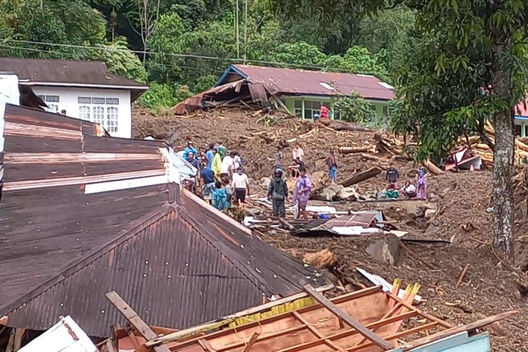 Banjir dan longsor terjadi di Agam yang menyebabkan 2 warga meninggal dunia dan merusak sejumlah rumah warga, Jumat (14/7/2023)