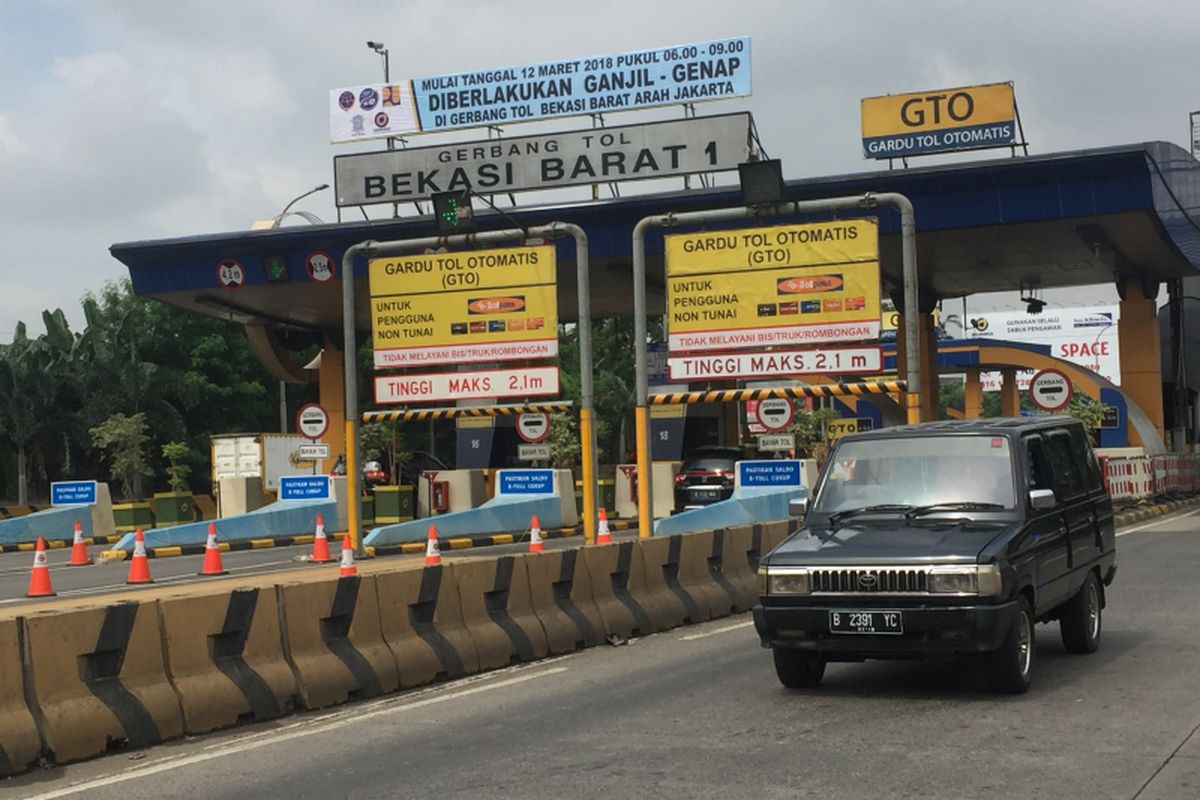 Gerbang Tol Bekasi Barat.