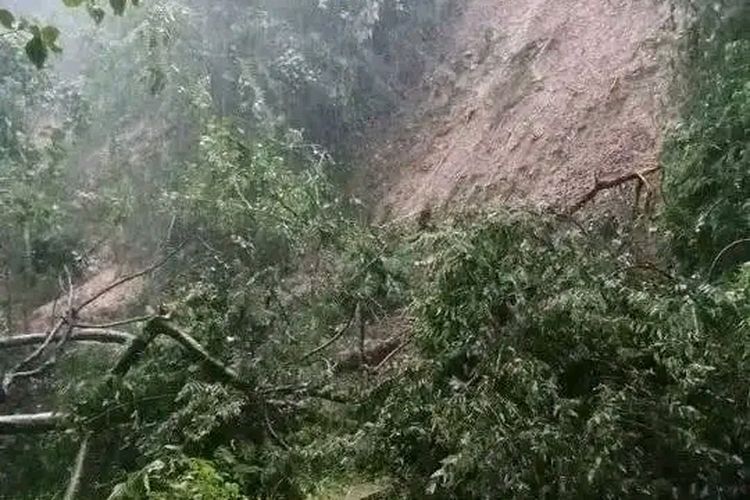 Hujan deras yang melanda wilayah Kabupaten Manggarai, NTT,  selama satu pekan terakhir mengakibatkan jalan dari Kecamatan Cibal Barat menuju Ruteng ibu kota Kabupaten Manggarai, tertutup longsor sejak Minggu (5/2/2021/3) malam.