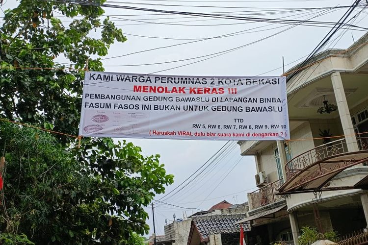 Spanduk penolakan warga lingkungan Kayuringin 2 atas rencana pembangunan gedung Bawaslu Kota Bekasi. Penolakan warga tersebut terjadi karena warga ingin Pemkot Bekasi menjadikan lahan yang ada sebagai fasos dan fasum masyarakat. 