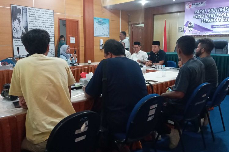 Rapat pengawasan pilkada serentak di Bawaslu Kepulauan Bangka Belitung, Rabu (29/5/2024).