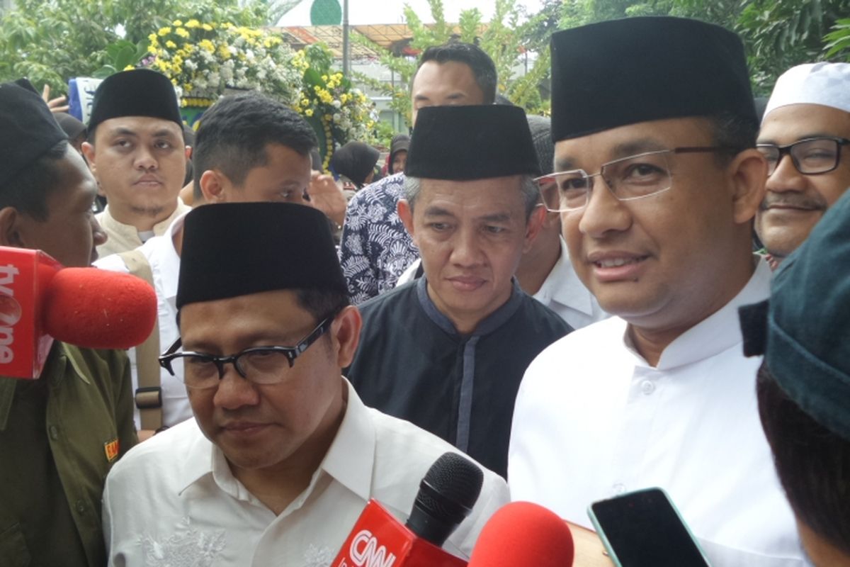 Calon gubernur DKI Jakarta Anies Baswedan bersama Ketua Umum PKB Muhaimin Iskandar saat melayat mantan ketua umum PBNU KH Hasyim Muzadi di Depok, Jawa Barat, Kamis (16/3/2017).