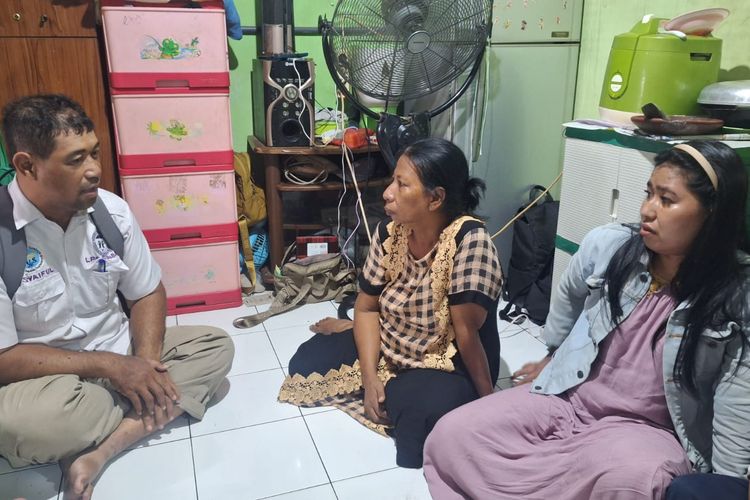 Komnas PA Surabaya saat mendatangi tempat tinggal sementara korban pencabulan polisi, Rabu (24/4/2024).