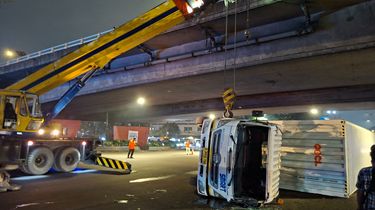 Truk Terguling di Tomang Belum Dievakuasi hingga Tengah Malam, Crane Kesulitan Angkat