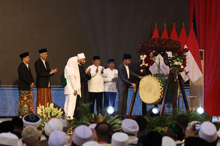 Menteri Pertahanan RI Prabowo Subianto kembali memuji Presiden RI Joko Widodo alias Jokowi.  Pujian itu dilontarkan Prabowo saat memberikan sambutan pada pembukaan Muktamar Sufi Internasional Tahun 2023 di Sahid International Convention Center, Pekalongan, Jawa Tengah, Selasa (29/8/2023).