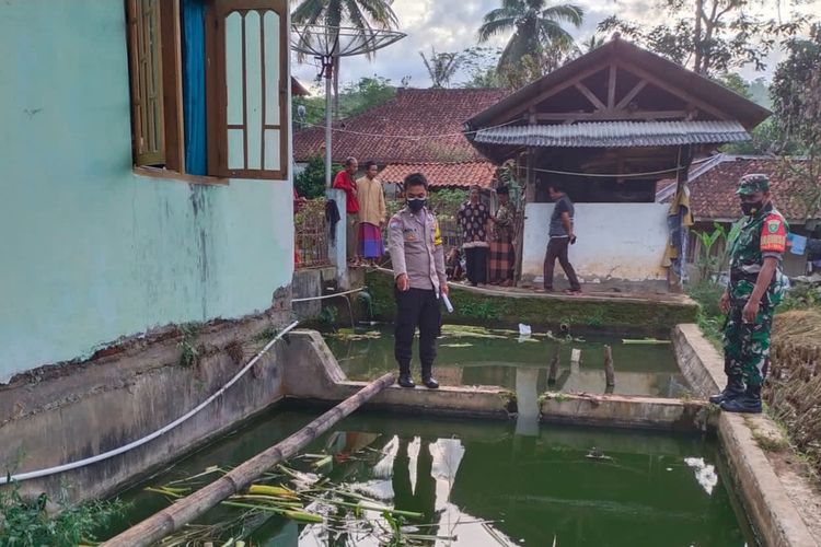 Petugas Polsek Gunungtanjung Polresta Tasikmalaya sedang mengecek lokasi ditemukannya tiga anak laki-laki yang tewas tenggelam di kolam ikan milik warga Kampung Munjul Desa Bojongsari, Tasikmalaya, Jawa Barat, Minggu (6/3/2022).