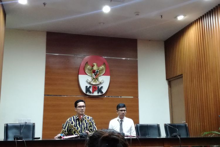 Juru Bicara KPK Febri Diansyah dan Wakil Ketua KPK Laode M Syarif di Gedung Merah Putih KPK, Jakarta, Kamis (16/5/2019)