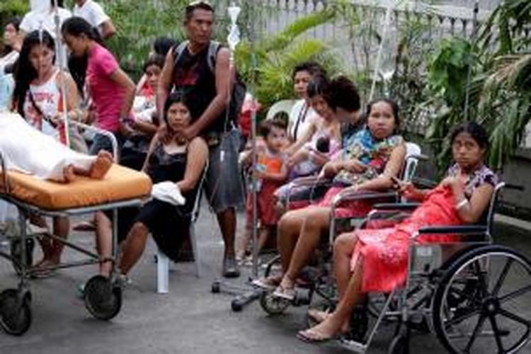 Pasien ditempatkan di luar bangunan rumah sakit setelah gempa berkekuatan 7.1 SR mengguncang Kota Cebu, Filipina, 15 oktober 2013. Sedikitnya 73 orang tewas dalam peristiwa ini.