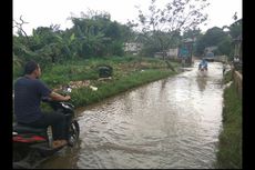 Hujan dan Kali Pesanggrahan Tersumbat Sampah, Jalan Penghubung Sawangan-Cipayung Sering Banjir