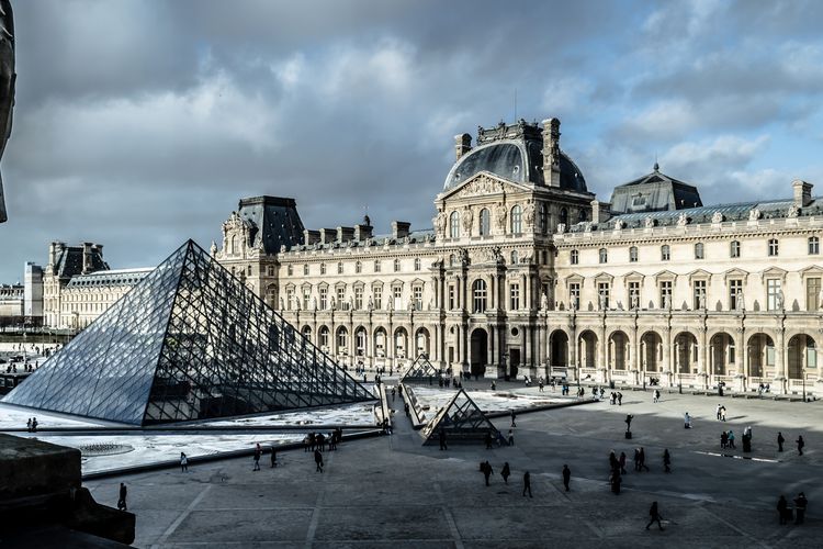 Ilustrasi Perancis - Museum Louvre di Paris, Perancis (Photo by Chris Karidis on Unsplash).